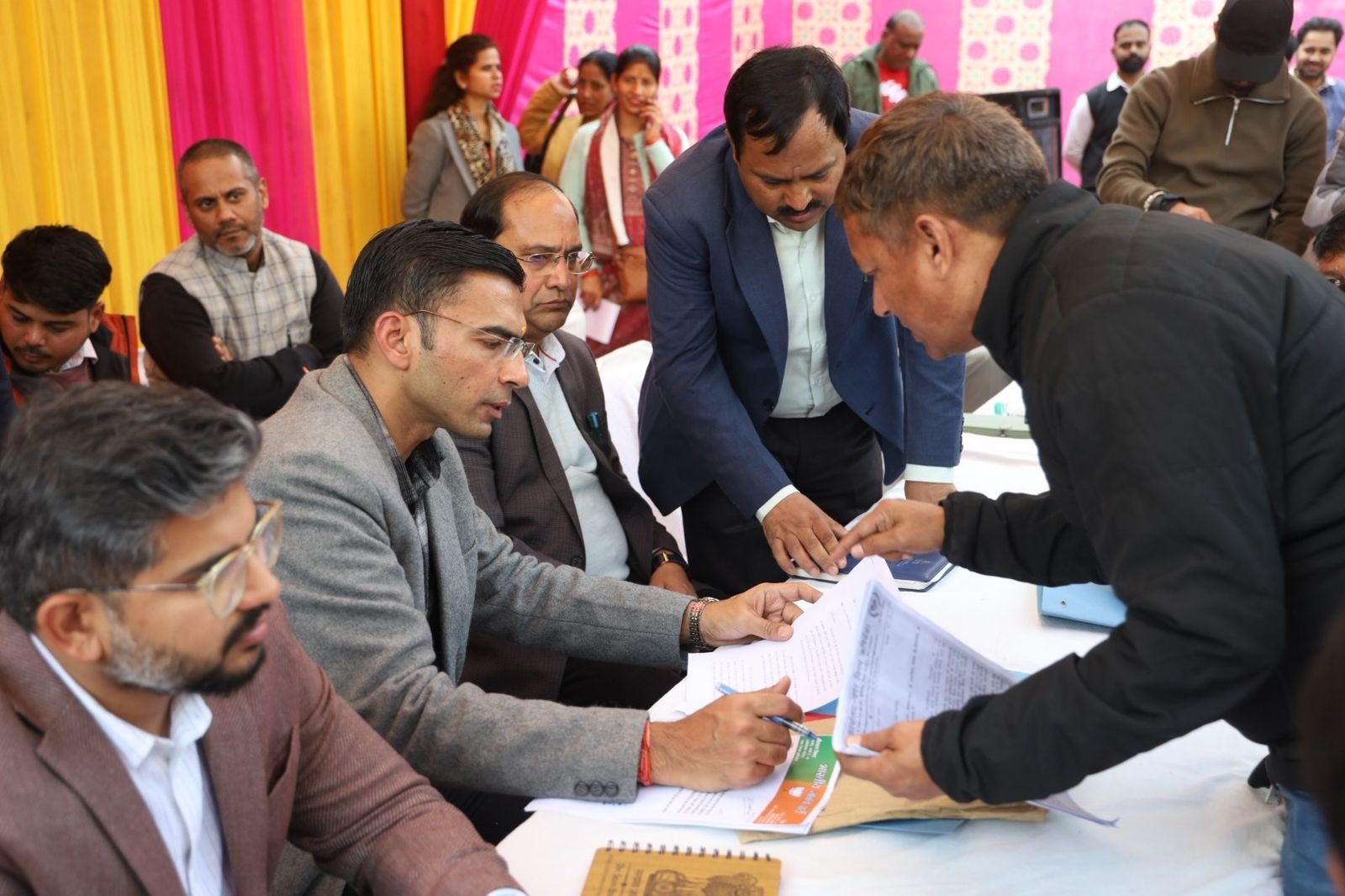 जनता की बीच पहुंचे डीएम सविन बंसल, ऋषिकेश में जन समस्याओं का ऑन द स्पॉट समाधान