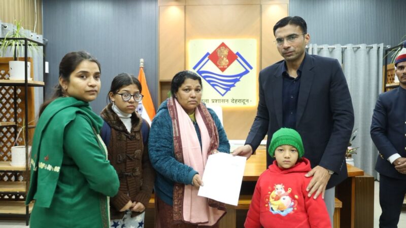 दो मासूम व एक किशोर बालक के साथ परिस्थितियों की मार झेल रही व्यथित विधवा शांति राणा को जिला प्रशासन का सहारा