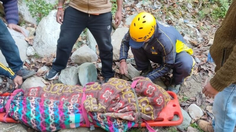 वाहन दुर्घटनाग्रस्त : तीन की मौत छः घायल