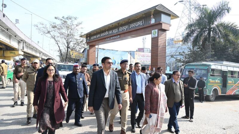 आईएसबीटी निकासी गेट पर बने निर्माण ध्वस्त, चौकी शिफ्ट करने के निर्देश