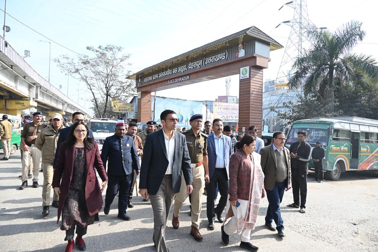 आईएसबीटी निकासी गेट पर बने निर्माण ध्वस्त, चौकी शिफ्ट करने के निर्देश