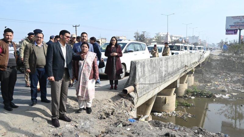 शहर की सफाई व्यवस्था देखने निकले डीएम, अधिकारियों को निर्देश सड़क किनारे न दिखे कूड़े का ढेर 