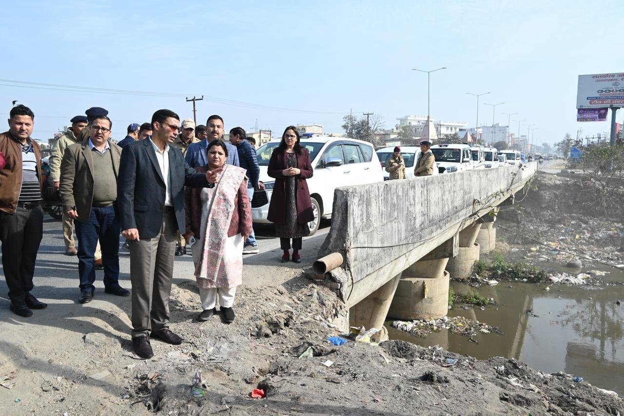 शहर की सफाई व्यवस्था देखने निकले डीएम, अधिकारियों को निर्देश सड़क किनारे न दिखे कूड़े का ढेर 