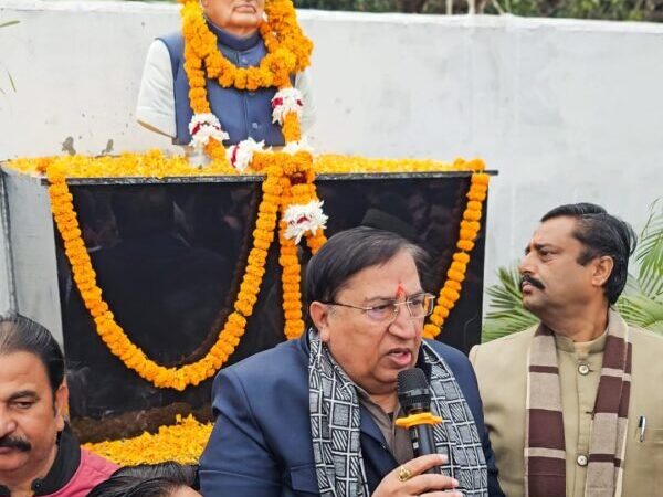 राज्यसभा सांसद डॉ. नरेश बंसल ने देहरादून के भंडारीबाग में अटल जी की मूर्ती का किया अनावरण