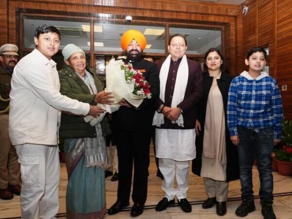 राज्यपाल से मुख्यमंत्री धामी ने की सपरिवार शिष्टाचार भेंट