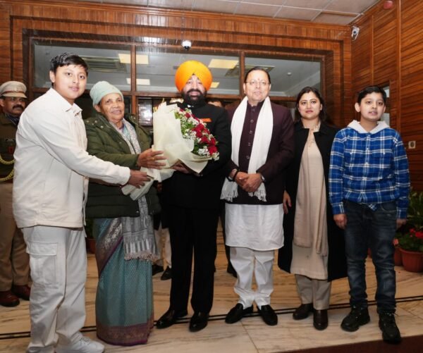 राज्यपाल से मुख्यमंत्री धामी ने की सपरिवार शिष्टाचार भेंट