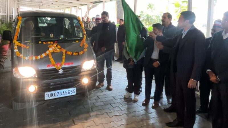 सीएम की प्रेरणा से राजकीय नशामुक्ति केन्द्र को एम्बुलेंस डीएम सविन बंसल ने दिखाई हरी झण्डी, स्पोर्टस कालेज को फर्नीचर