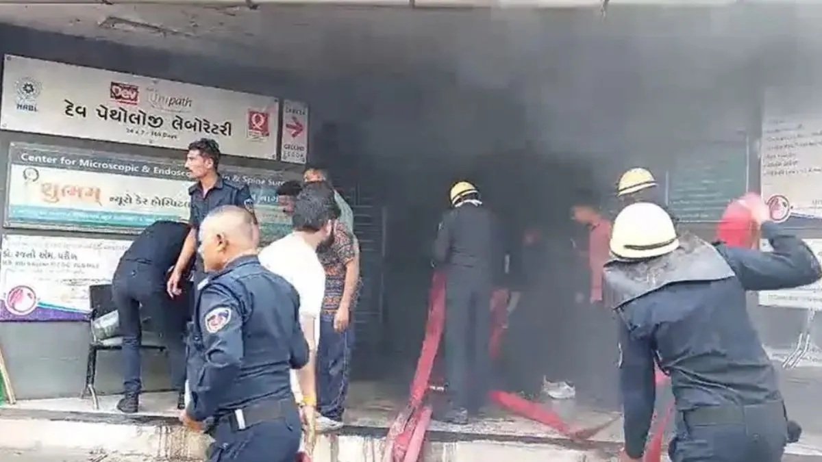 कॉम्प्लेक्स में आग लगते ही अफरातफरी, 19 लोगों को बचाया गया