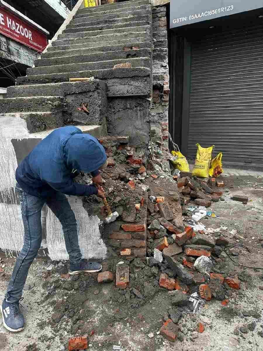देहरादून शहर को अतिक्रमण मुक्त बनाने की दिशा में एमडीडीए की सख़्त कार्रवाई, अवैध रूप से निर्मित सीढ़ियों को किया ध्वस्त, शहर में सार्वजनिक स्थलों, फुटपाथों और सड़कों पर किसी भी प्रकार का अतिक्रमण स्वीकार नहीं किया जाएगा – बंशीधर तिवारी