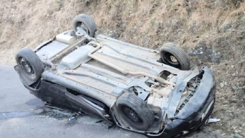 कार खाई में गिरी, दो युवकों की मौत, दो घायल