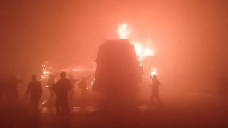 यमुना एक्सप्रेसवे पर कोहरे का कहर: 7 बसें और 3 कारें टकराईं, कई वाहनों में लगी आग, 4 की मौत, 25 घायल