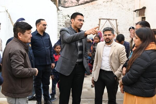 डीएम सविन बंसल के नेतृत्व में बड़ी सफलता, भिक्षावृत्ति से रेस्क्यू 27 बच्चों का स्कूल में दाखिला, शिक्षा की मुख्यधारा में जुड़े 154 बच्चे