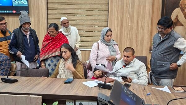 जनता दरबार में 130 शिकायतें दर्ज, ADM मिश्रा ने कई मामलों का किया निपटारा, अधिकारियों को त्वरित कार्रवाई के निर्देश