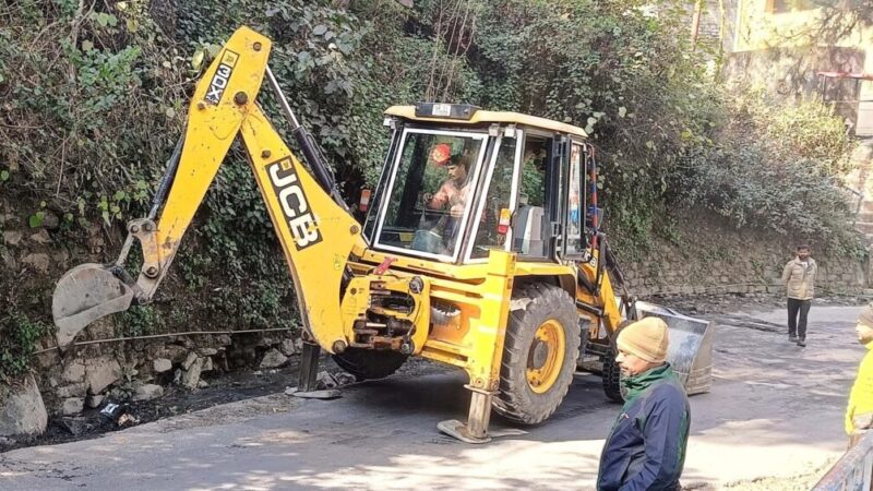 पालिका ने शुरू की जाम नालियों को खोलने की कवायद