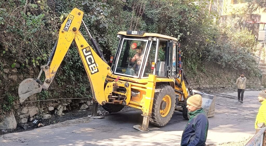 पालिका ने शुरू की जाम नालियों को खोलने की कवायद