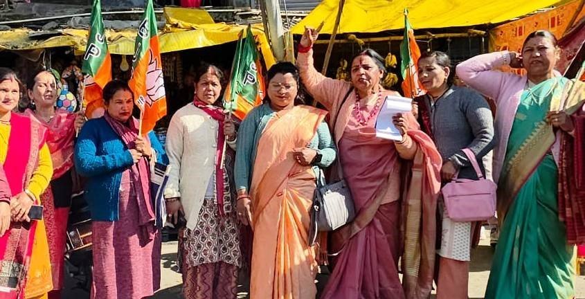 भाजपा महिला मोर्चा ने फूंका कांग्रेस का पुतला