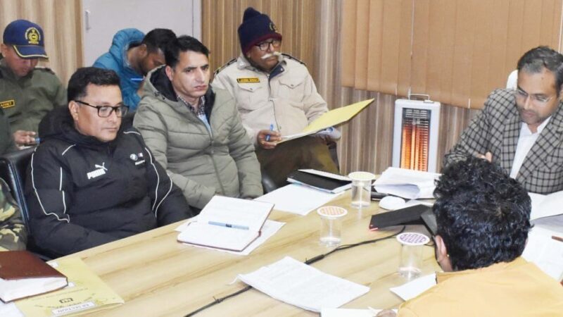 भूमि संबंधी प्रकरणों पर हो समयबद्ध कार्रवाई – डीएम गौरव कुमार