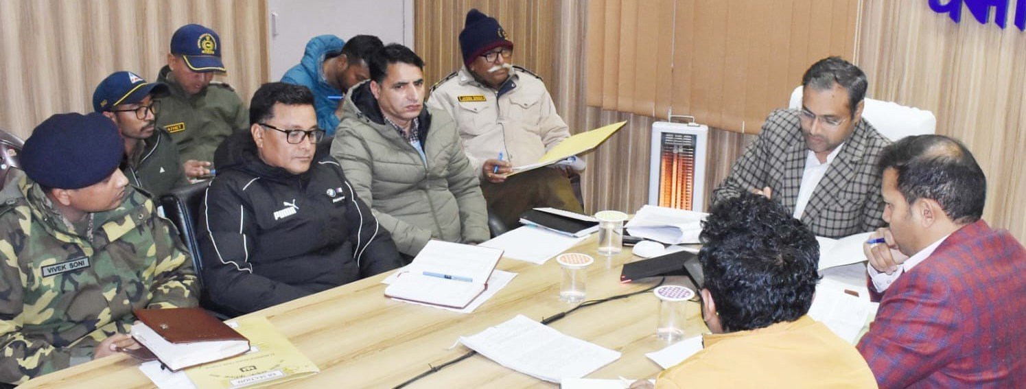 भूमि संबंधी प्रकरणों पर हो समयबद्ध कार्रवाई – डीएम गौरव कुमार