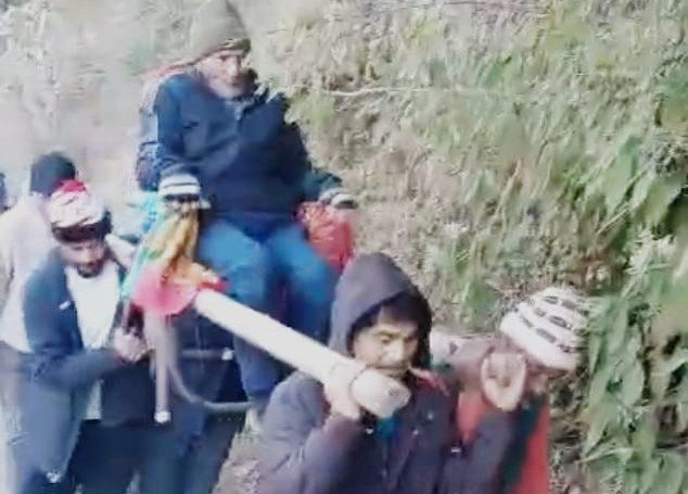 सड़क के अभाव में डंडी से पहुंचाया बीमार को अस्पताल