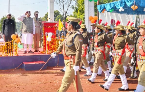 जिले में पूरे हर्षोल्लास एवं गरिमा के साथ मनाया गया 77वां गणतंत्र दिवस, पुलिस लाइन में भव्य परेड का आयोजन, जवानों की कदमताल और राइफल ड्रिल ने जीता दिल