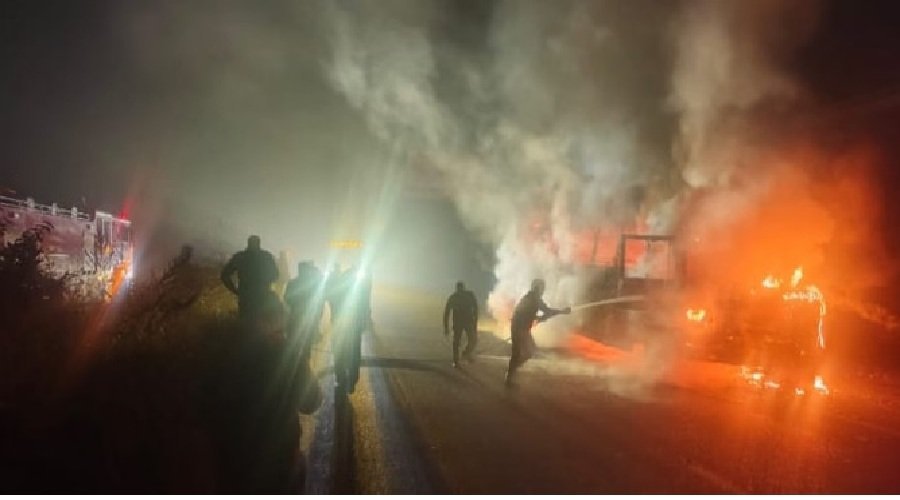 उत्तराखंड में नए साल के पहले दिन बस में लगी आग, बाल-बाल बचीं 15 जिंदगियां