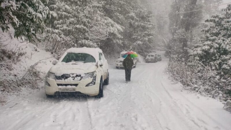 चमोली के 157 गांवों पर बर्फवारी का कहर