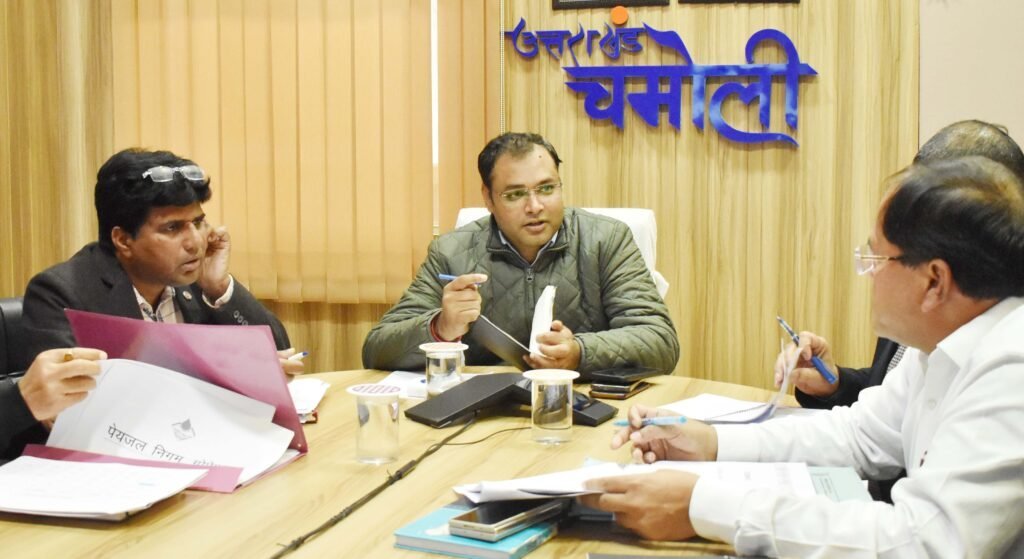 वन भूमि हस्तांतरण प्रकरणों को तय समय हो पूरे – डीएम गौरव कुमार