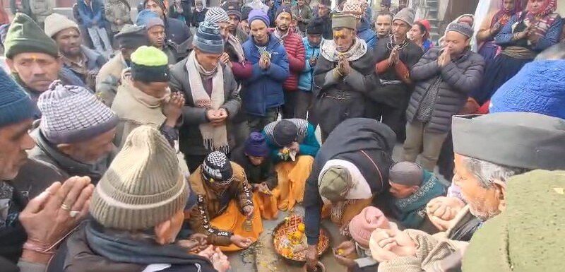 वाणा के ग्रामीणों ने बारिश को लाटू देवता से मांगी मन्नत