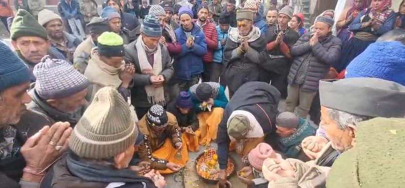 वाणा के ग्रामीणों ने बारिश को लाटू देवता से मांगी मन्नत