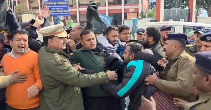 विरोध प्रदर्शन : अंकिता मामले में भाजपा प्रदेश अध्यक्ष को दिखाए काले झंडे