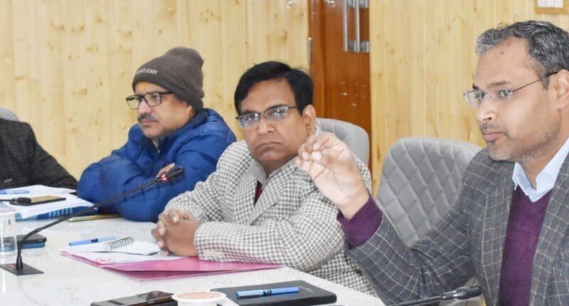 बैठक से नदारद अधिकारियों का डीएम गौरव कुमार ने किया जबाब तलब