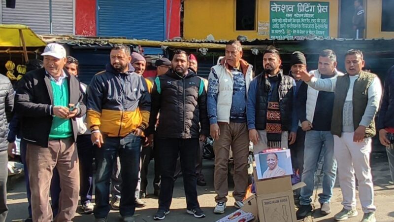 कांग्रेस ने शंकराचार्य के अपमान पर फूंका यूपी सरकार पुतला फूंका