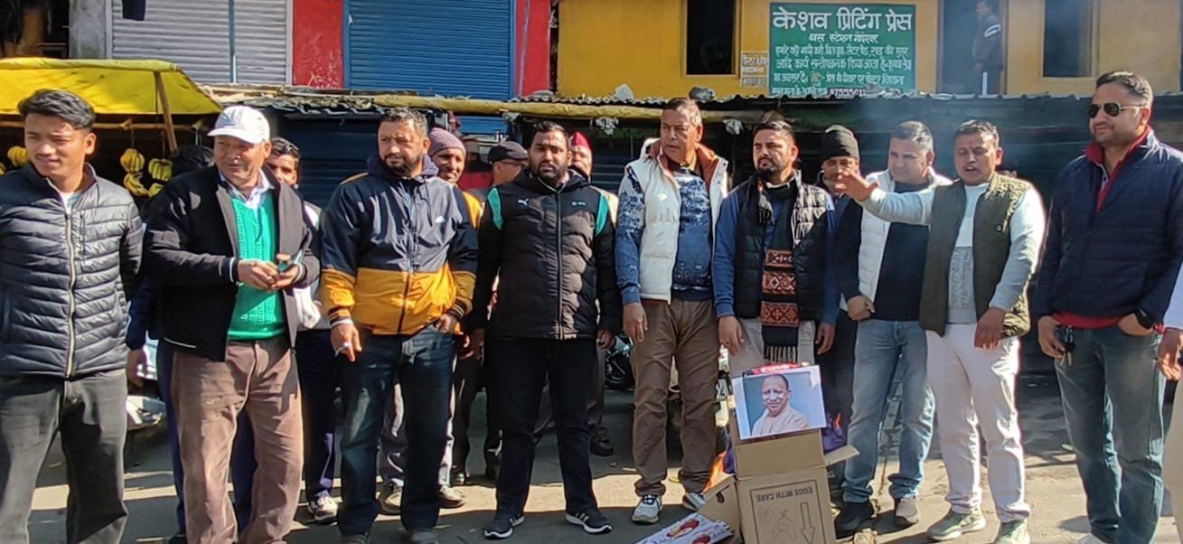 कांग्रेस ने शंकराचार्य के अपमान पर फूंका यूपी सरकार पुतला फूंका