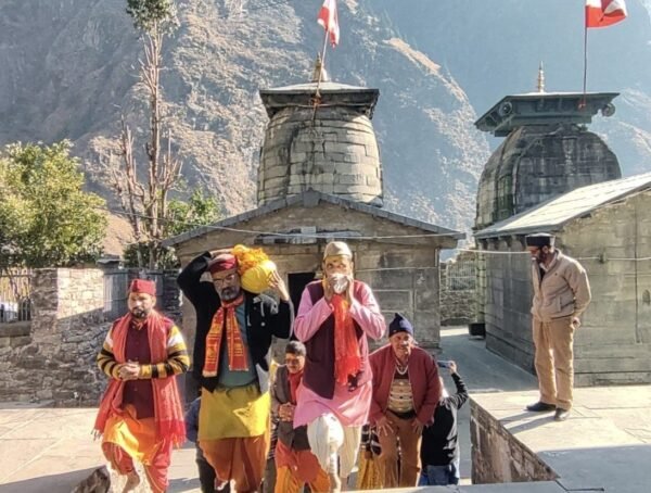 डिमरी पुजारी गाडू घड़ा लेकर पहुंचे डिम्मर गांव 