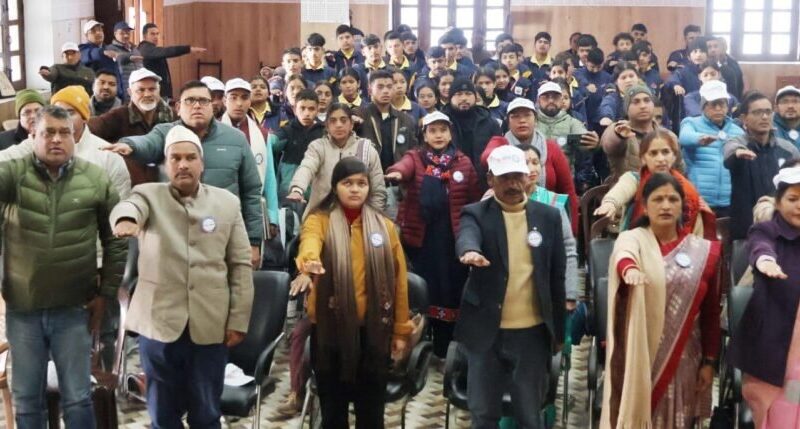 डीएम गौरव कुमार ने कार्मिकों व छात्र-छात्राओं को दिलाई मतदान की शपथ