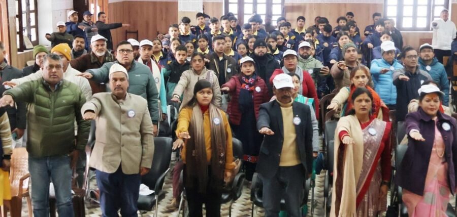 डीएम गौरव कुमार ने कार्मिकों व छात्र-छात्राओं को दिलाई मतदान की शपथ