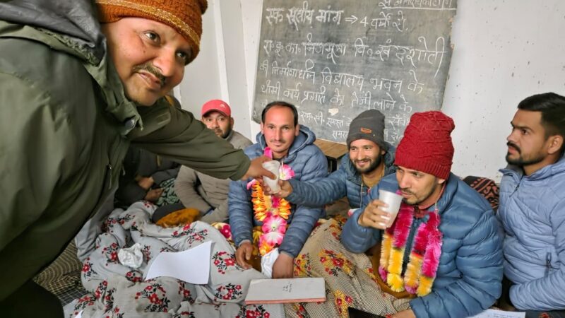 जीआई भवन निर्माण को ग्रामीणों का अनशन आश्वासन पर समाप्त