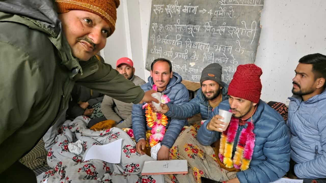 जीआई भवन निर्माण को ग्रामीणों का अनशन आश्वासन पर समाप्त