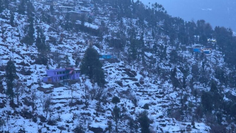 चमोली में भारी बर्फबारी से 77 गांव प्रभावित और कई मोटर मार्ग बंद