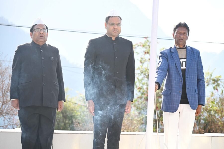 संविधान हमें न केवल अधिकार प्रदान करता है, बल्कि हमारे कर्तव्यों और आपसी सौहार्द के साथ जीवन जीने की सीख भी देता – डीएम गौरव कुमार