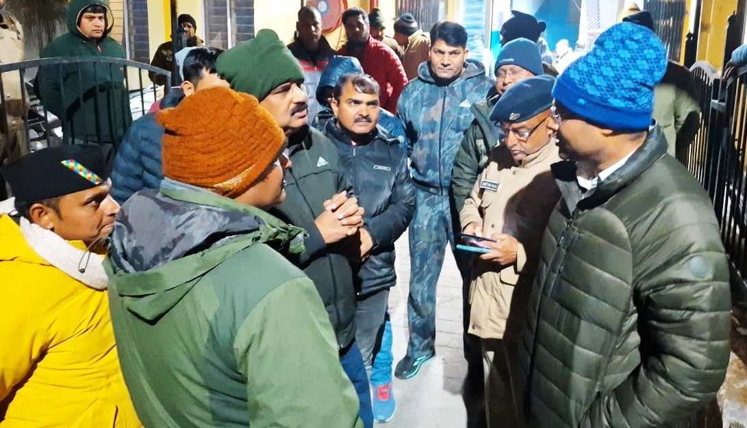 भाजपा प्रदेश अध्यक्ष के समर्थन में कूदे भाजपाई, कांग्रेस का पुतला फूंका