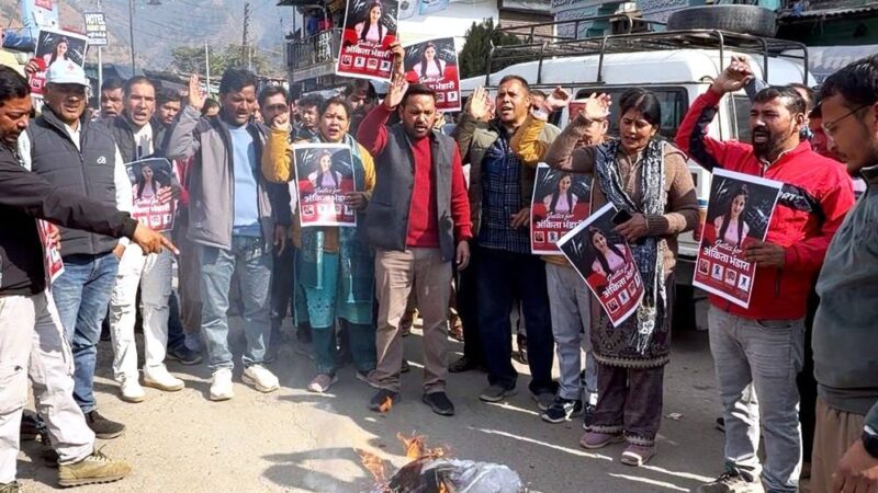 गैरसैण में कांग्रेसियों ने फूंका भाजपा सरकार का पुतला