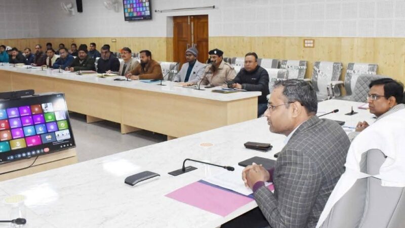 बैठक से अनुपस्थित अधिकारियों को डीएम गौरव कुमार ने जारी किए नोटिस