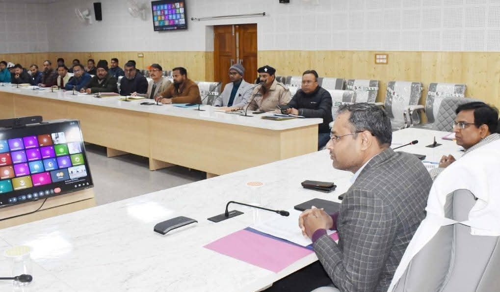 बैठक से अनुपस्थित अधिकारियों को डीएम गौरव कुमार ने जारी किए नोटिस