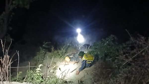 स्कूटी हुई दुर्घटनाग्रस्त, एसडीआरएफ ने किया तीन लोगों को रेस्क्यू