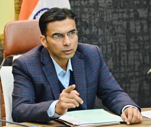 मौहल्ले के बुजुर्ग, बहु-बहनों लिए हिंसा आतंक का पर्याय बने दिव्यकांत लखेड़ा पर गूंडा एक्ट; डीएम सविन बंसल ने किया जिला बदर