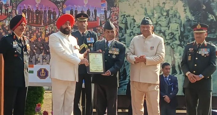 सुबेदार मेजर (सेनि) भगवती प्रसाद थपलियाल को राज्यपाल ने किया सम्मानित