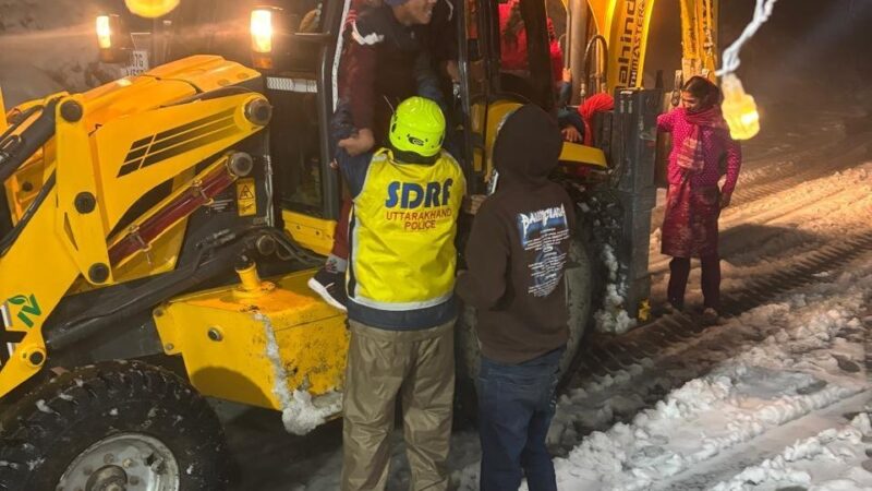 उत्तरकाशी में बर्फबारी से कई मार्ग प्रभावित, बर्फ हटाने का कार्य जारी