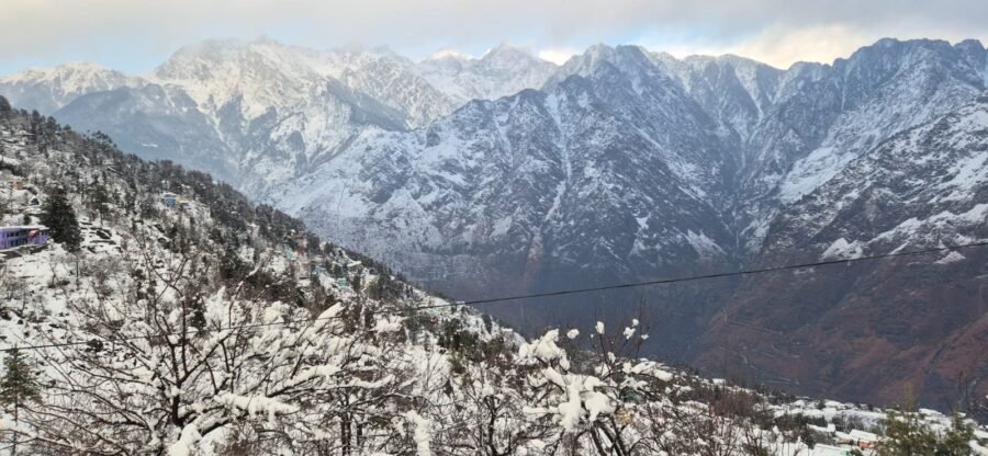 उत्तराखंड में भारी बर्फबारी: सफेद चादर में लिपटे बद्रीनाथ और औली