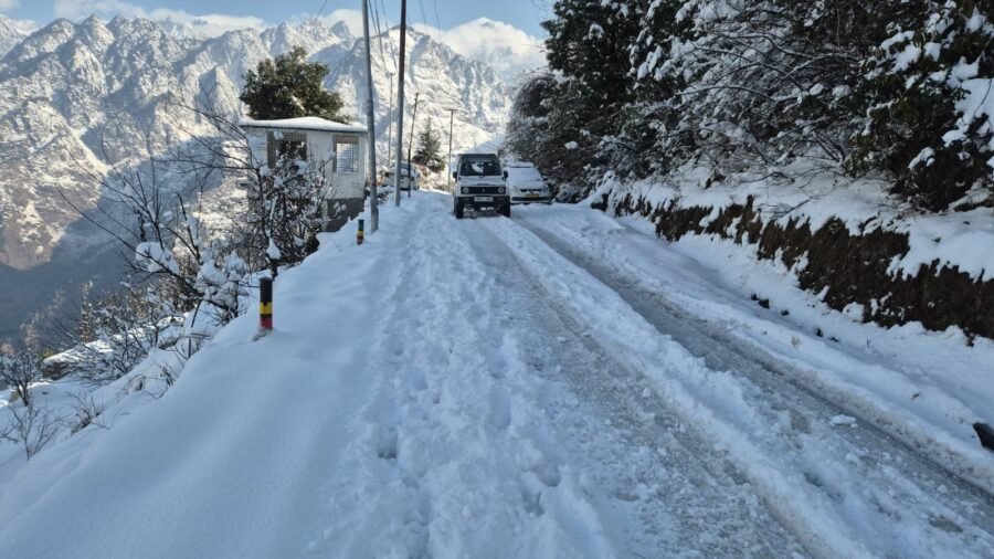 भारी बर्फबारी : सड़कें अवरुद्ध होने से जनजीवन अस्त-व्यस्त